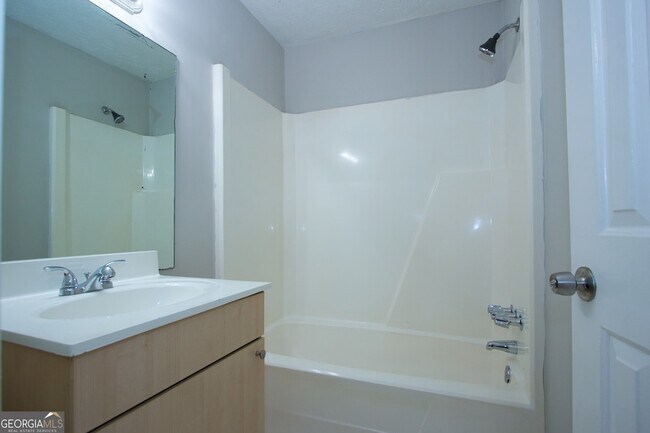 Building Photo - 2139 Golfview Dr SE