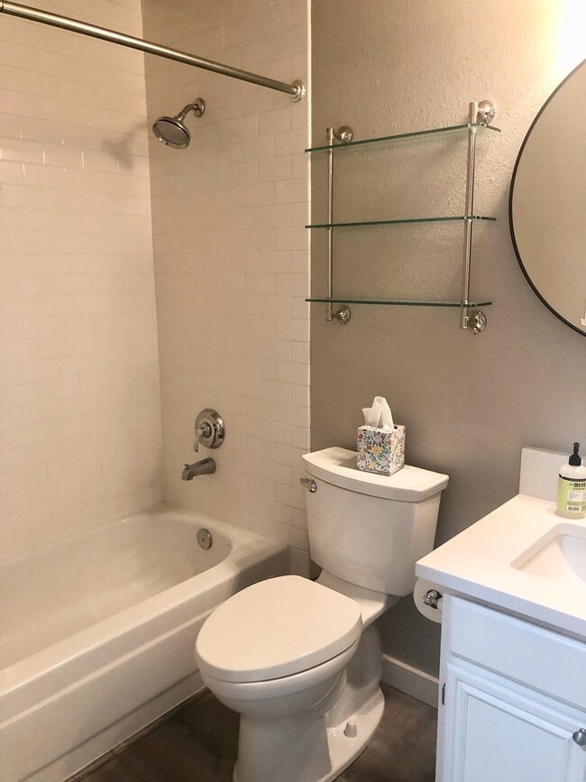 Building Photo - Remodeled Bellevue Condo