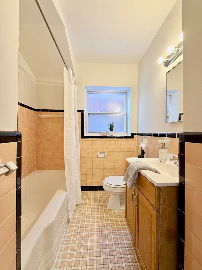 Building Photo - 5524 Chippewa St