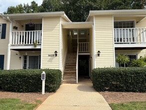 Building Photo - 2 Bedroom, 1 Bathroom Condo in Greensboro!