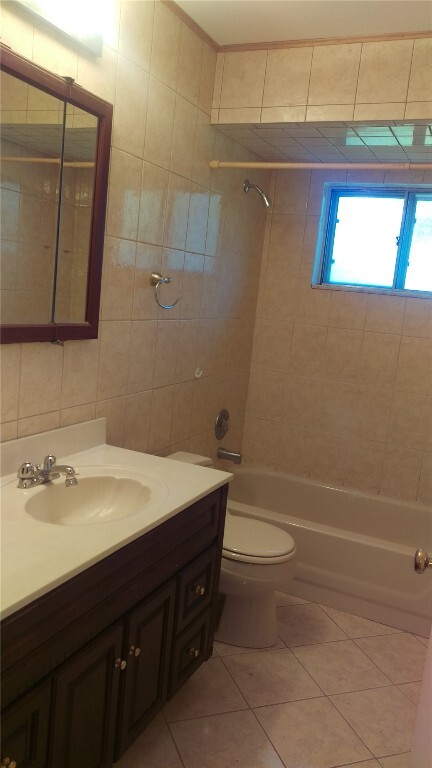 Building Photo - 18 Country Squire Ct