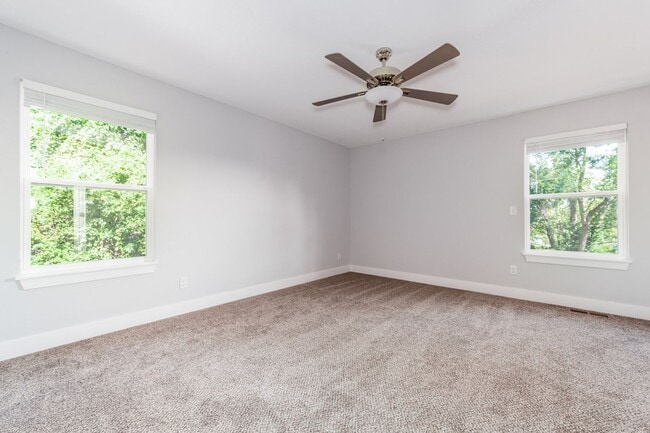 Building Photo - Move-In Ready 4-Bedroom Beauty with Modern...