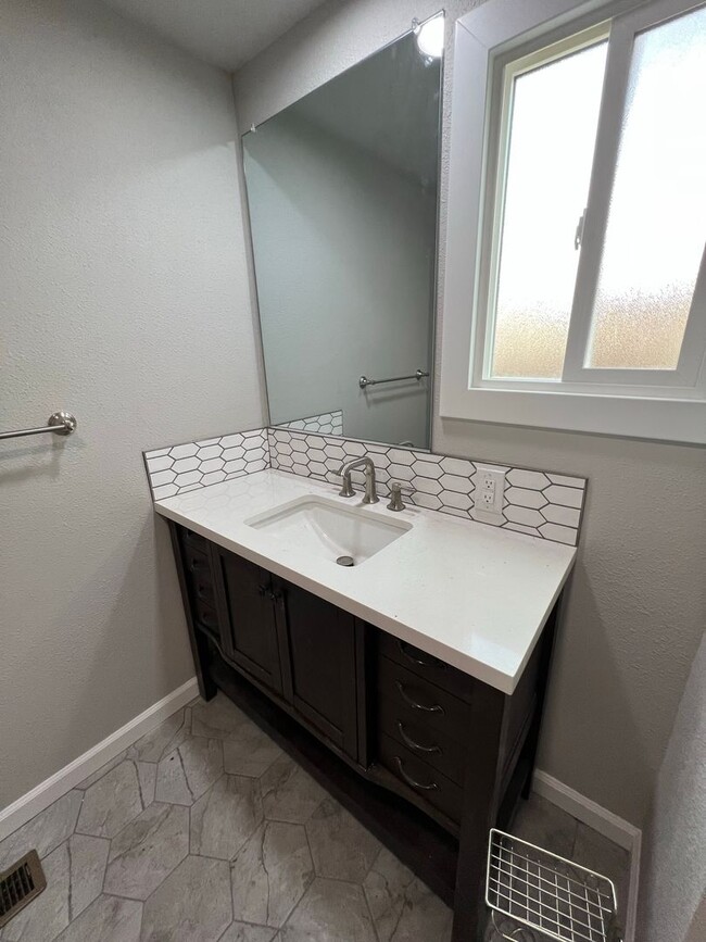 Building Photo - Newly remodeled 2/1 + bonus room located i...