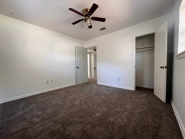 Building Photo - 809 Briandav St