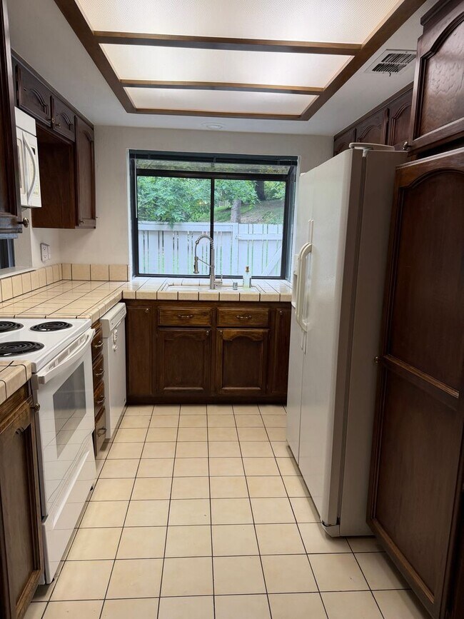 Building Photo - 1670 Sqft. 3 Bedroom, 2 Bath Gated Townhome for Rent in Citrus Heights.