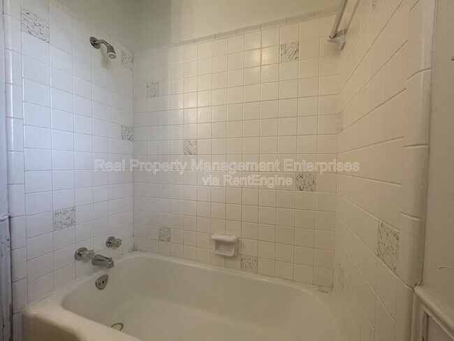 Building Photo - 4841 Newport Dr