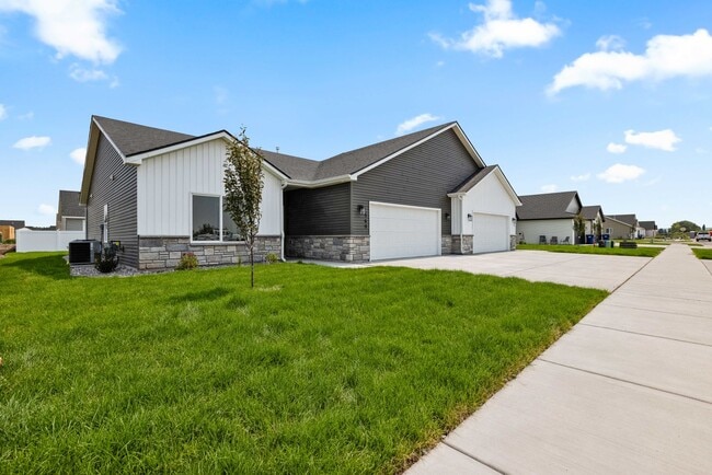 Building Photo - AWESOME 3 Bed 2 Bath Twin home in Sugar city