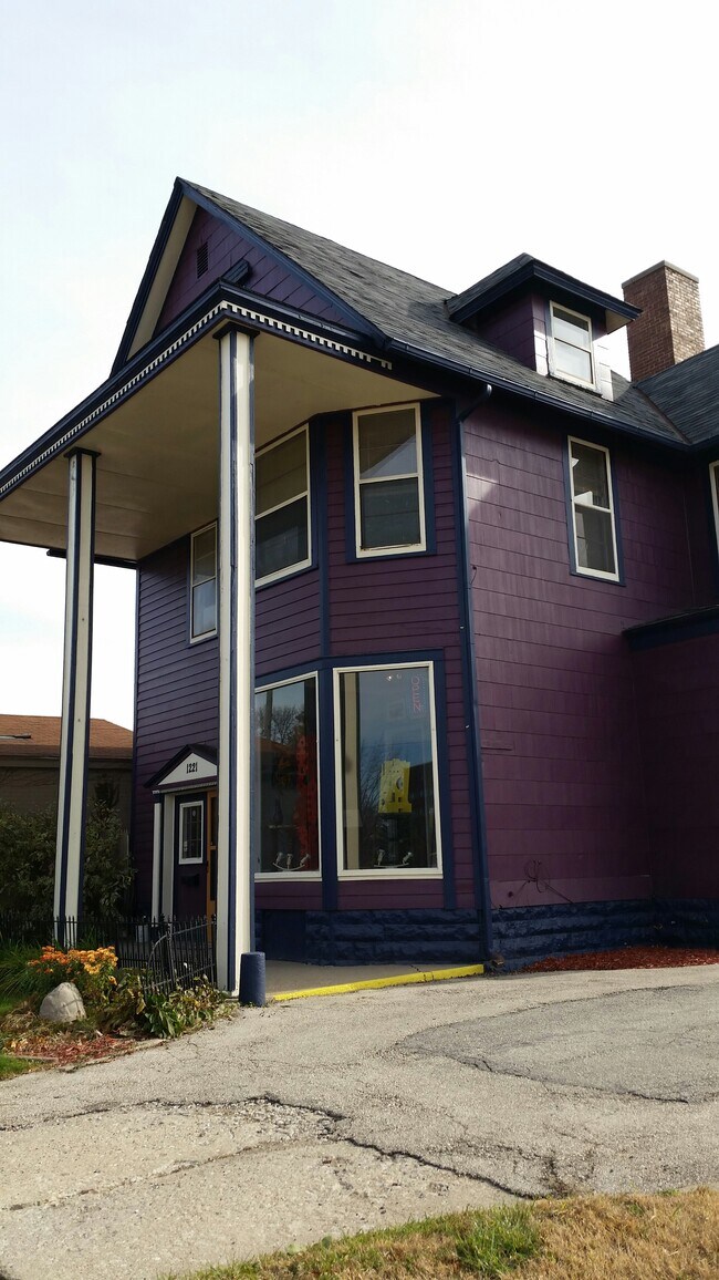 Primary Photo - 1221 1st Ave SE