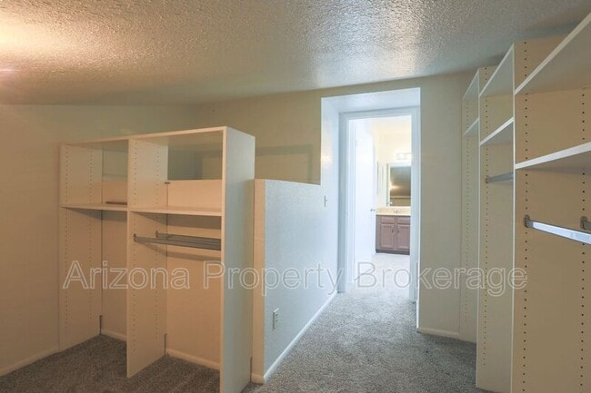 Building Photo - 850 S River Dr