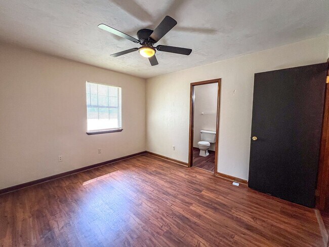 Building Photo - Peaceful 2 bedroom off Lake Jackson