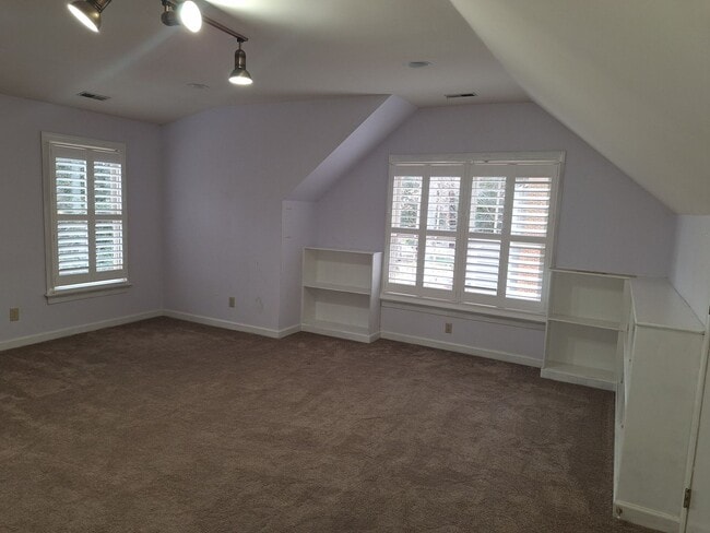 Building Photo - 5 bedroom/2.5 bathroom- Ford's Colony