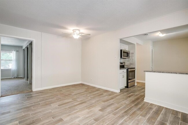 Building Photo - Amazing Home in Western Hills- 3 bed, 1.5 ...