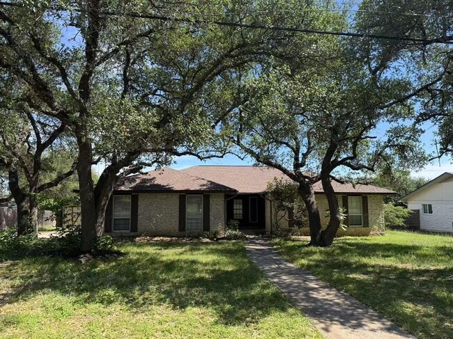 Building Photo - 1106 Oakwood Dr