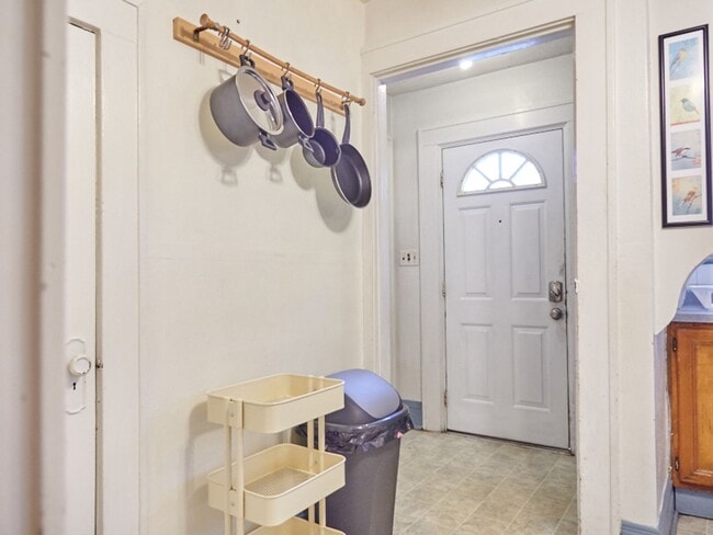 Building Photo - R0504