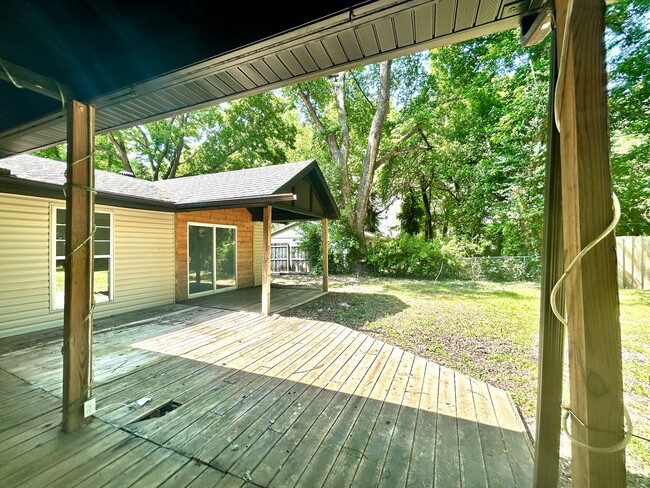 Building Photo - Updated 3 Bed / 2 Bath home with Single Car Garage in Farmington