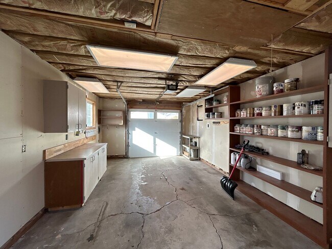 Building Photo - 2 Bedroom / 1.5 Bath Executive Apartment i...