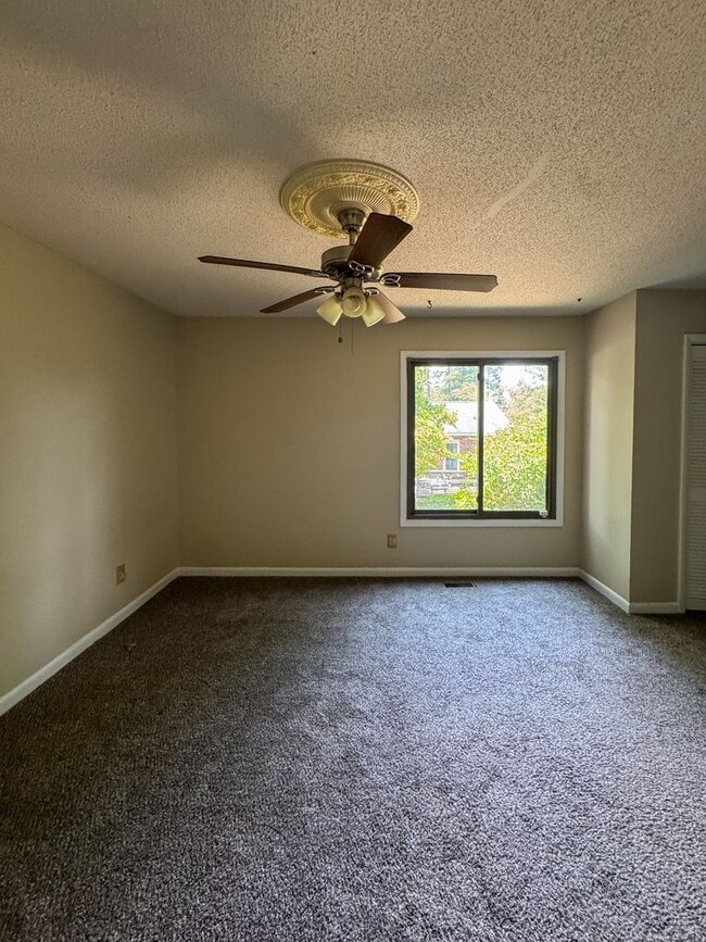 Building Photo - Cute 3 Bed 1.5 Bath Home Near Fort Bragg