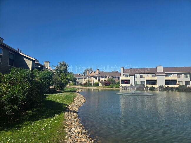 Building Photo - 198 Lakeshore Ct