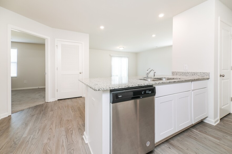 Building Photo - 2150 Bayview Dr SW