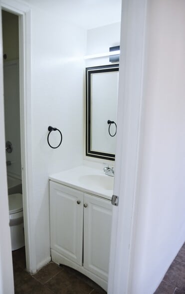 Building Photo - 6605 W Pasadena Ave