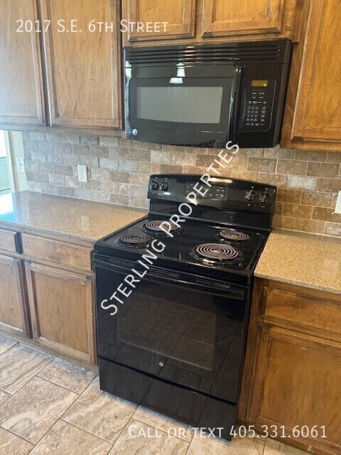 Building Photo - 2017 SE 6th St