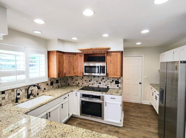 Building Photo - Beautiful 5 Bd 3.5 Ba Home w/Mother-In-Law...
