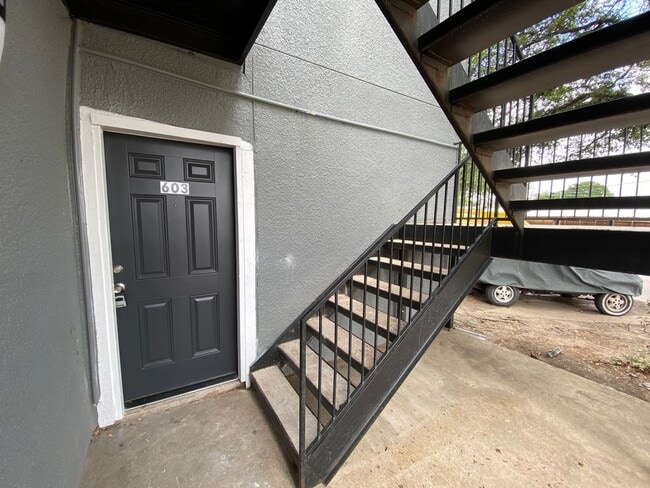 Building Photo - Charming Unit with Vaulted Ceilings & Fire...
