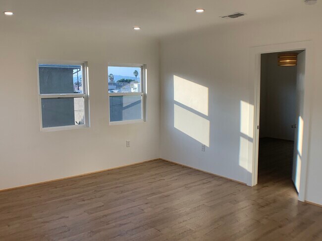 Dining room - 1312 S Victoria Ave