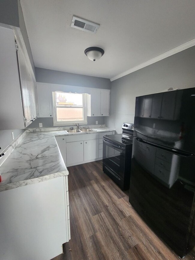 Building Photo - Large office space on East DeYoung, Marion.