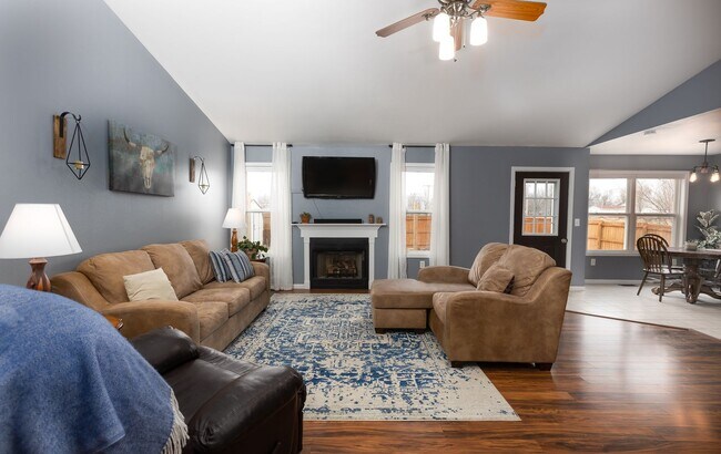 Building Photo - 3bd/2ba home available in November
