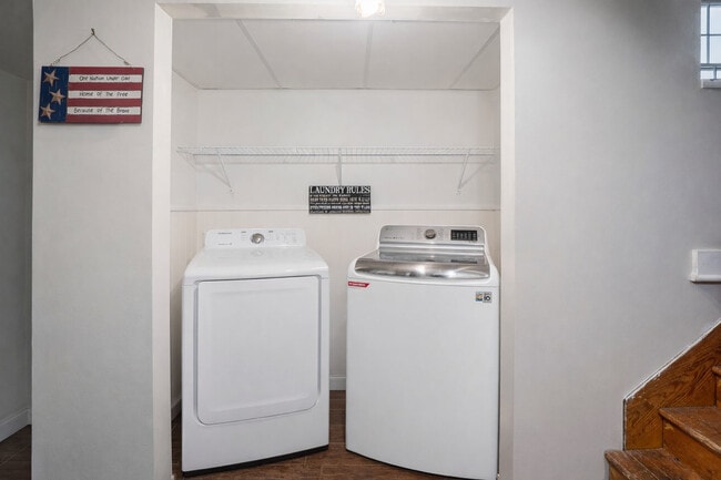 Building Photo - 1414 W Northeast Shore Dr