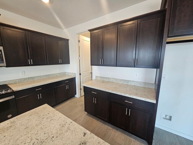 Building Photo - Beautiful new build w mountain views