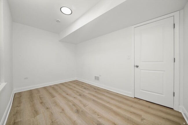 Building Photo - 2721 S Pulaski Rd