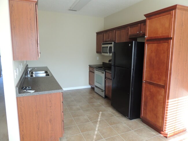 Building Photo - 2 bed, 2 bath, 2 car garage ranch style townhouse in N. Knoxville