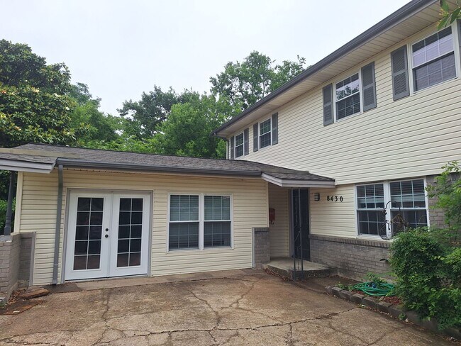 Building Photo - Large Awesome Home with Shop