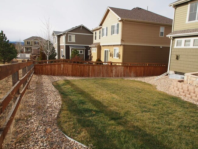 Building Photo - The Meadows Deceptively Spacious w/3BD plus Large Loft! Available Now.