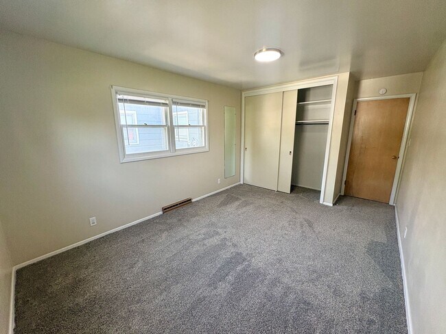 Building Photo - 1215 Avenue E