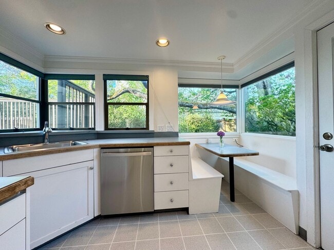 Building Photo - Hawthorne Hills Home