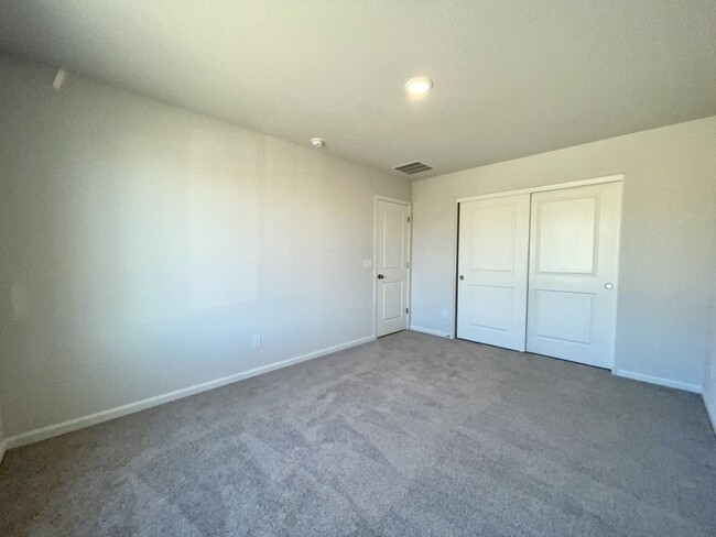 Building Photo - 4 bed 2 bath 2 car garage in gated Adult C...