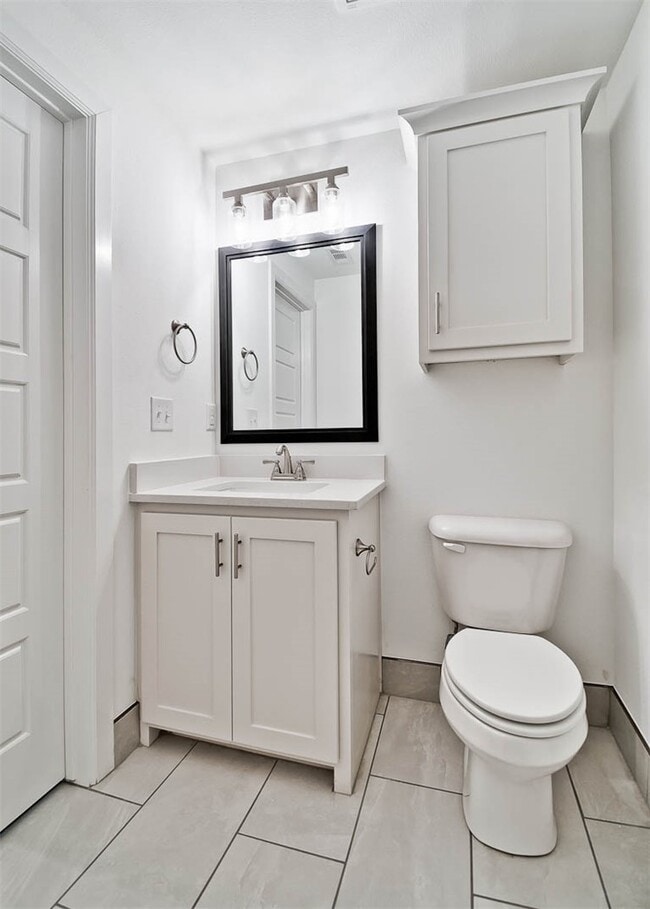 Building Photo - 508 W Persimmon St