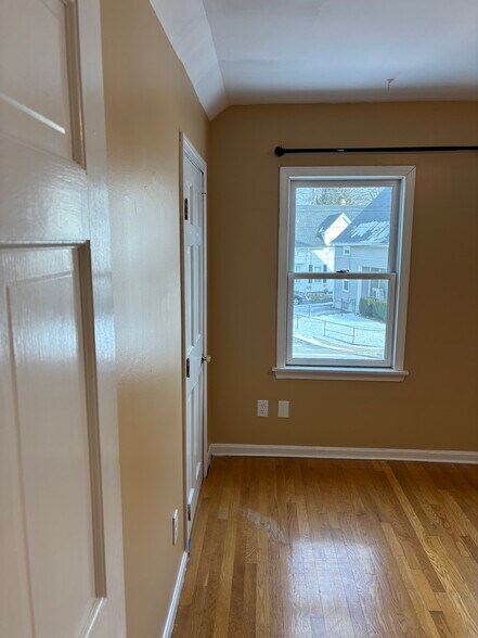 Building Photo - 246 Shaw St