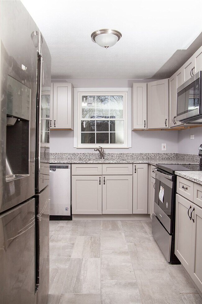 Building Photo - 3020 Featherstone Dr