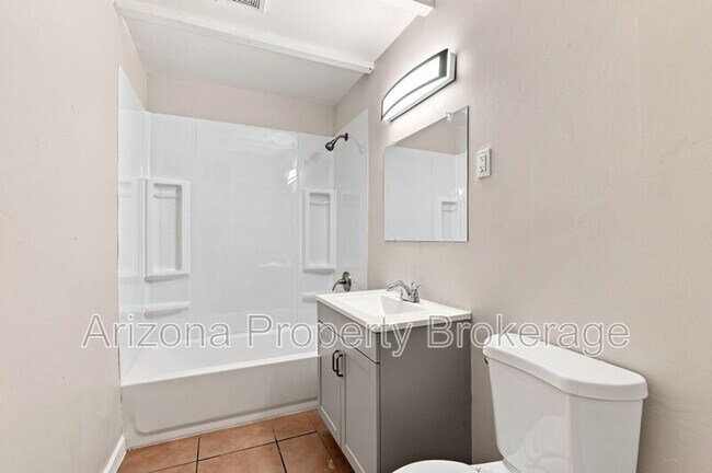 Building Photo - 3302 W Solano Dr S
