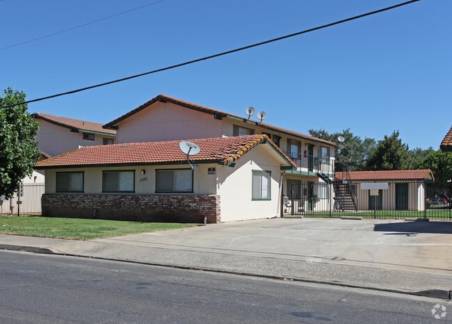 Primary Photo - Evergreen Apartments