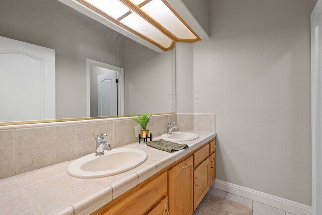 Building Photo - CLEAN 3 BEDROOM / 2 BATHROOM IN SEVEN OAK!...