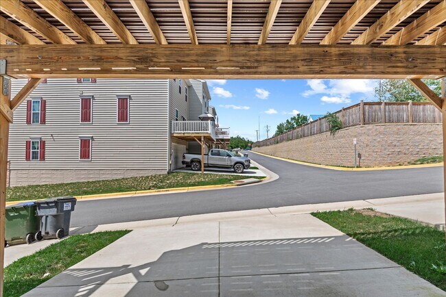 Building Photo - Elegant Townhome Close to I-95 and Downtow...