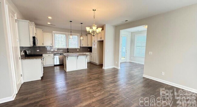 Building Photo - 3205 Shamrock Dr