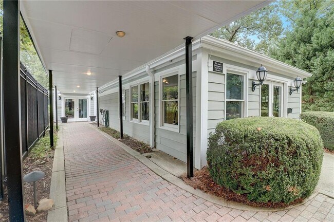 Building Photo - 1115 Summit N Dr