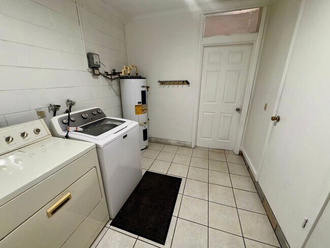 Building Photo - 3 bedroom 2 bath home with solar panels, workshop, large backyard and Florida Room!