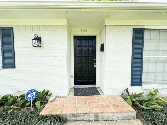 Building Photo - 301 E Park Ave